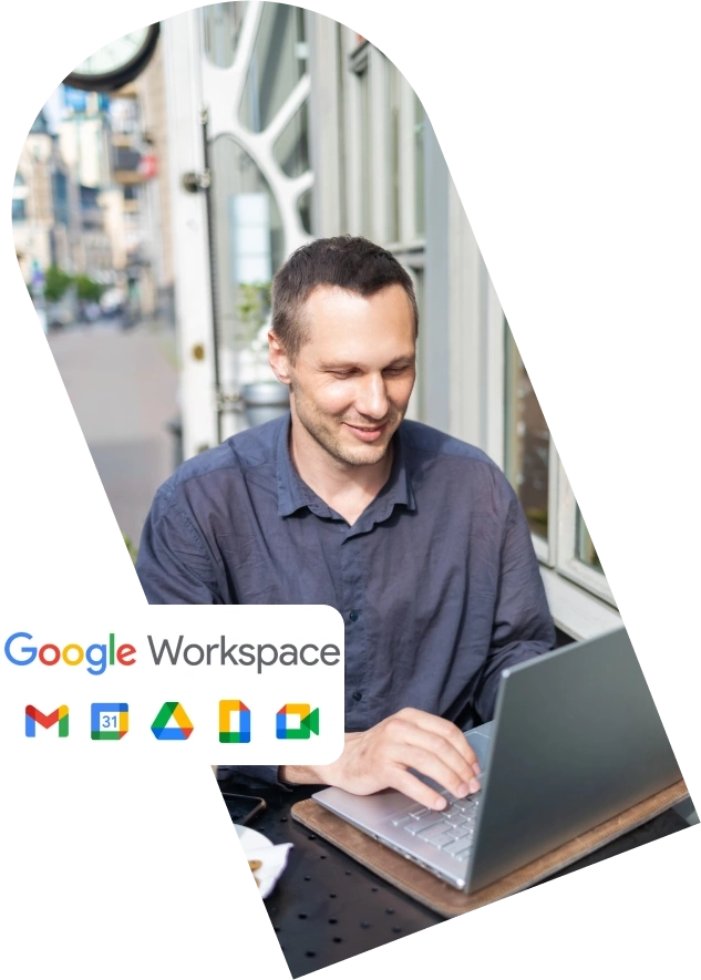 Man werkt op een laptop met Google Workspace-pictogrammen.