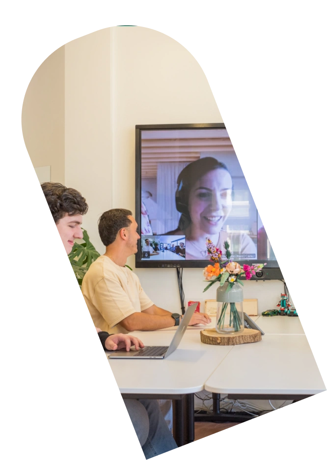 Vrouw gebruikt een pc met robuuste internetbeveiliging