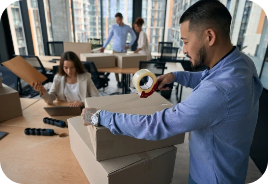 Man gericht op computerschermen in een centrum voor beveiligingsactiviteiten, dat staat voor 24/7 bewaking van cyberbeveiliging.