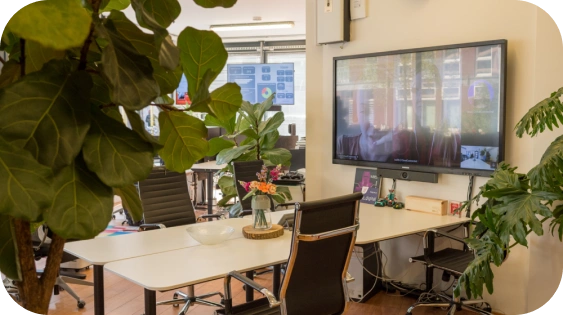 Modern kantoor met werknemers die samenwerken met behulp van technologie.