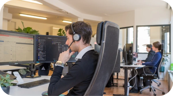 Afbeelding van een team, symbool voor onze technische oplossingen voor mensen op afstand en mensen op locatie.