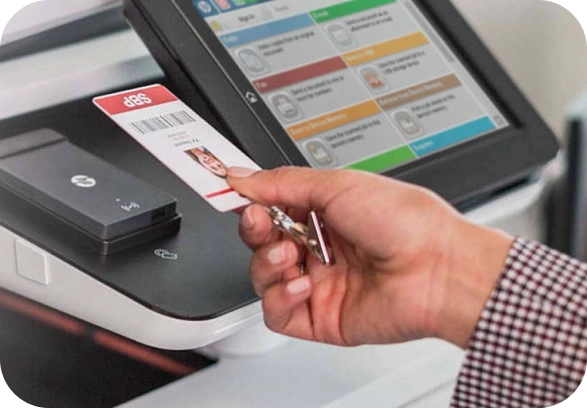 Persoon die een badge gebruikt om zich te authenticeren bij een printer.