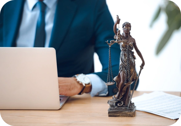 image 33 (2) Man gericht op computerschermen in een centrum voor beveiligingsactiviteiten, dat staat voor 24/7 bewaking van cyberbeveiliging