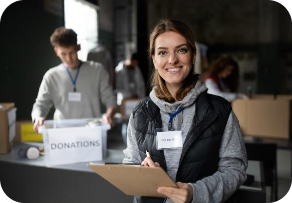 image 69 Man gericht op computerschermen in een centrum voor beveiligingsactiviteiten, dat staat voor 24/7 bewaking van cyberbeveiliging