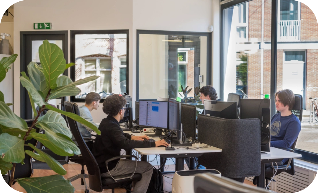 Mask group - 2025-05-09T165008.250 CloudConnected Team voor ons kantoor in Amsterdam